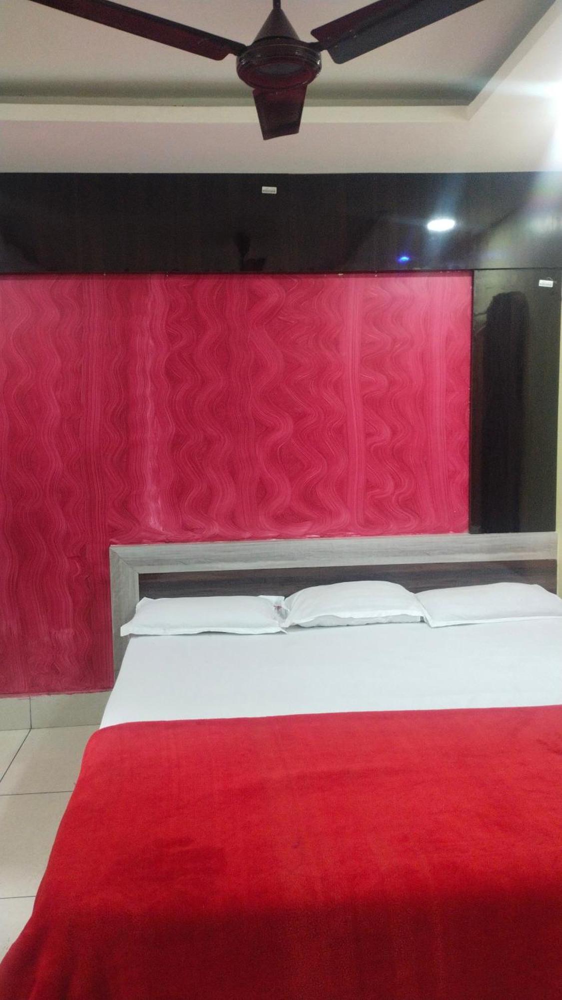 Hotel Bobby House 450m From & 1 Km From Temple Puri